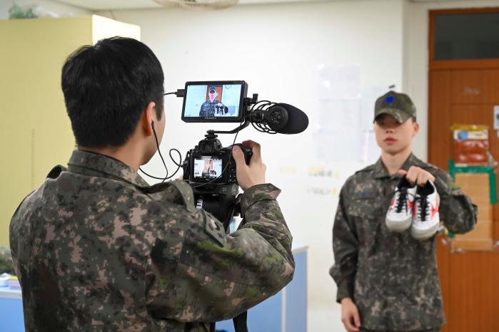 공군20전투비행단 장병들이 ‘비행단 2030 영화제’에 참여하기 위해 영상 촬영을 하고 있다. 사진 제공=최지석 하사