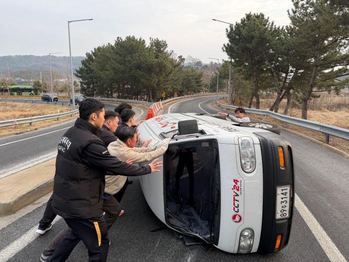 국군체육부대 유도팀 선수들이 지난 14일 충남 보령시 대천IC 인근에서 차량 전복사고 현장을 수습하고 있다.