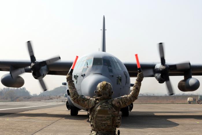 신속·정확하게 유도 17일 경남 창녕군 남지 비상활주로에서 공군공중기동정찰사령부 주관으로 진행된 ‘비상활주로 이착륙 훈련’ 중 항공특수통제사가 C-130 수송기를 유도하고 있다. 김병문 기자