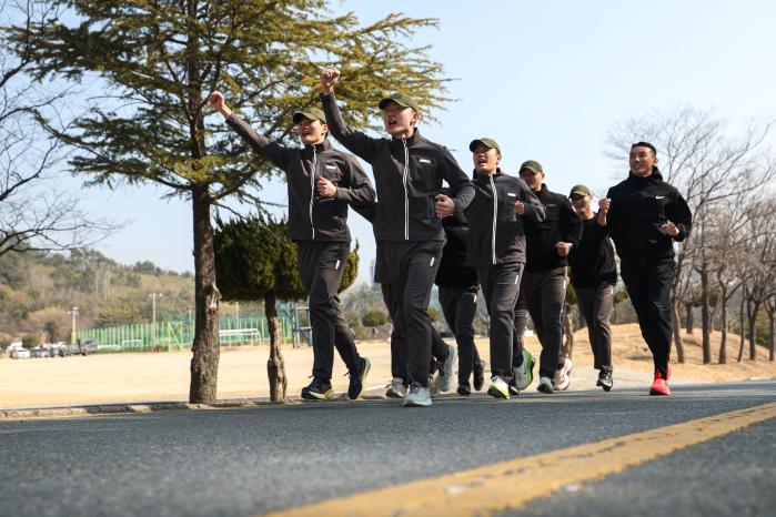 지난 13일 부산시 해운대구 육군53보병사단에서 배성수(맨 오른쪽) 기동대대 작전부사관이 장병들과 함께 달리고 있다.
