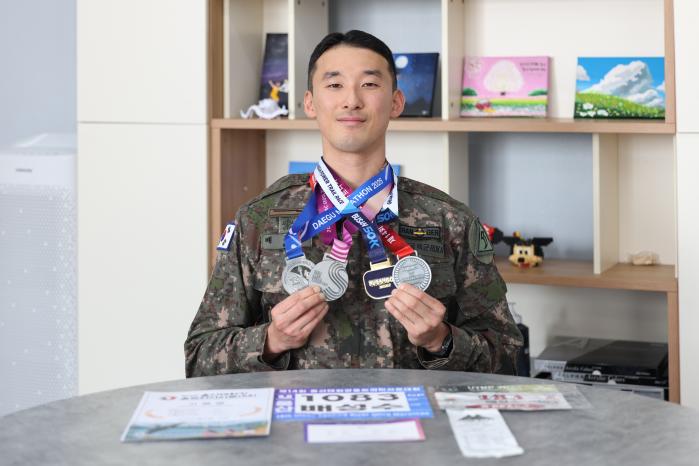 배성수 중사가 각종 대회에서 받은 메달을 들어 보이고 있다.