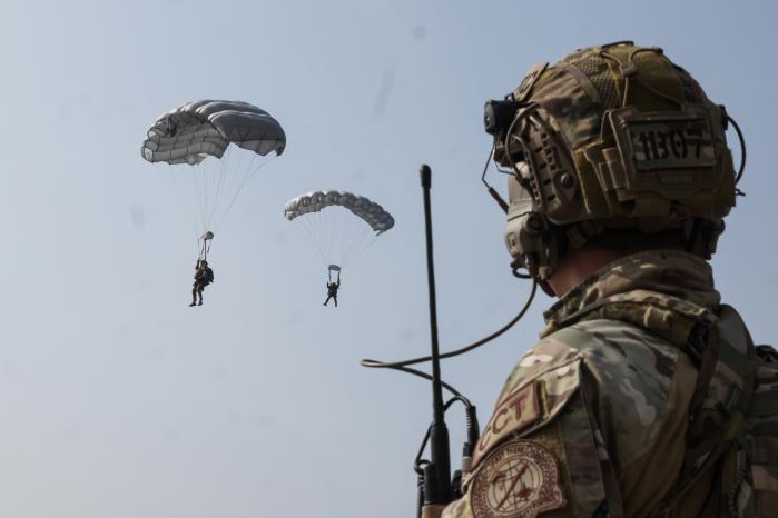 17일 경남 창녕군 남지 비상활주로에서 공군기동정찰사령부 주관으로 이뤄진 ‘비상활주로 이착륙 훈련’ 중 기지평가대 임무수행을 위해 항공특수통제사(CCT)들이 강하하고 있다.