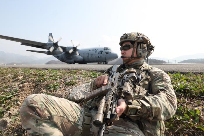 CCT가 C-130 수송기 착륙간 주변 경계를 하고 있다.