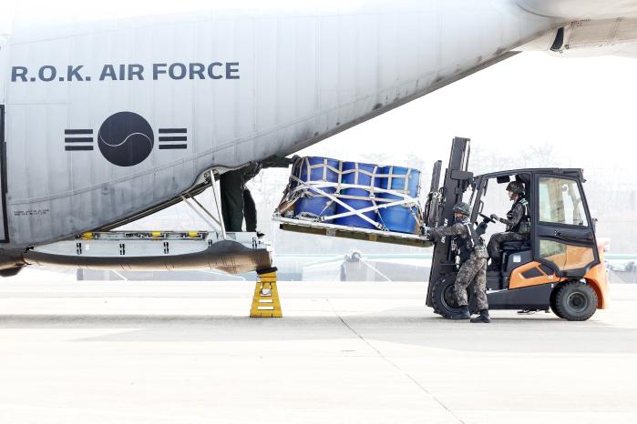 공수지원 요원들이 지게차를 이용해 화물을 하역하는 모습.