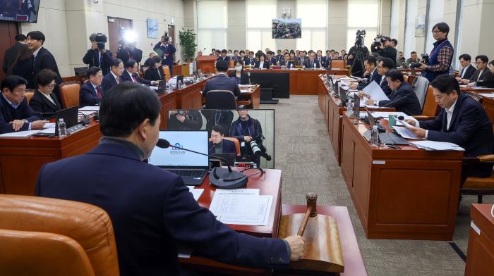 17일 국회에서 제433회 국회 임시회 국방위원회 전체회의가 진행되고 있다. 이경원 기자
