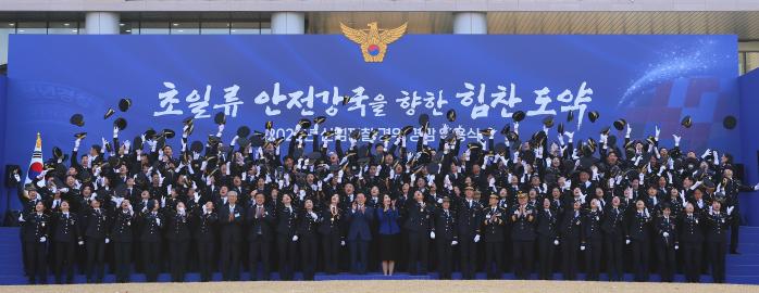 이재명 대통령과 김혜경 여사가 17일 충남 아산시 경찰대학에서 열린 2026년 경위·경감 임용식에서 신임 경찰관들과 기념 촬영을 하고 있다. 이 대통령과 김 여사 모두 파란 계열의 정장과 재킷을 맞춰 입었다. 경찰 제복을 상징하는 파란색을 활용해 존중과 축하의 의미를 전달하기 위해 특별히 준비한 것으로 전해졌다. 연합뉴스