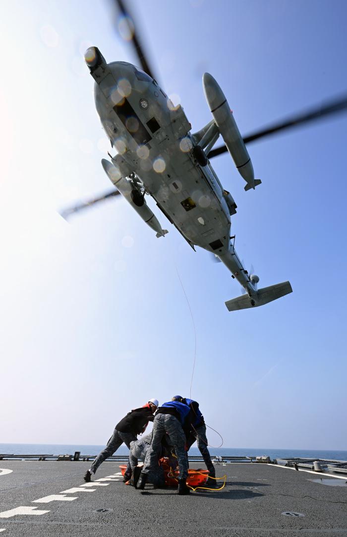 17일 제주 서귀포 남방 해상에서 열린 한미 연합의무지원훈련 중 해군항공사령부 631비행대대 UH-60 헬기가 충무공이순신함에서 발생한 환자를 인양하고 있다. 사진 제공=홍광열 상사