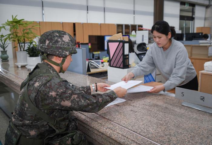 17일 열린 해군군수사령부 국고 수표 발행 훈련에서 재정관리처 부대원이 한국은행 경남본부에서 금융 전산망 마비에 대비해 현장에서 수표 발권을 요청하고 있다. 사진 제공=최혜진 하사