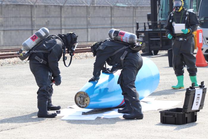 육군탄약사령부 예하 2탄약창이 FS 연습 기간 개최한 한미 연합 불발화학탄 처리훈련 중 폭발물처리반 요원이 불발탄을 제거하고 있다. 부대 제공