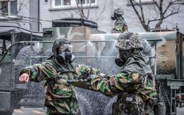 18일 해군인천해역방어사령부가 실시한 합동 화생방 테러 대응훈련에서 화생방지원대 장병들이 인원&middot;장비 제독을 하고 있다. 사진 제공=윤승호 중사