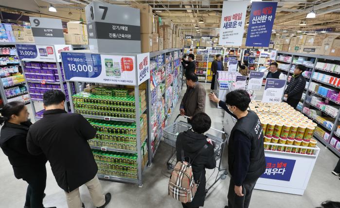 대형마트에서 쇼핑하듯 의약품을 구매하는 등 소비자들의 소비가 변화하고 있다. 지난해 12월 부산에 문을 연 창고형 약국. 연합뉴스