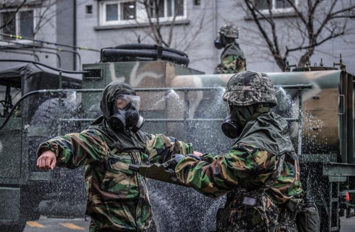 18일 해군인천해역방어사령부가 실시한 합동 화생방 테러 대응훈련에서 화생방지원대 장병들이 인원·장비 제독을 하고 있다. 사진 제공=윤승호 중사