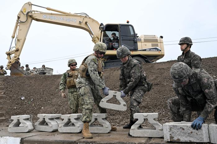 해군5기뢰/상륙전단과 미 11기동건설대대 장병들이 18일 연합 항만피해복구 훈련에서 보강토 블록을 운반하고 있다. 부대 제공