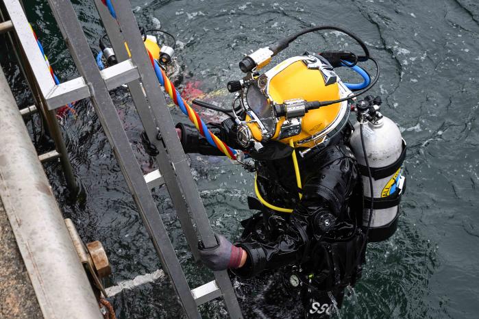 해군1함대 5구조작전중대 심해잠수사가 수중 탐색 및 구조 훈련을 마치고 육상으로 올라오고 있다. 부대 제공