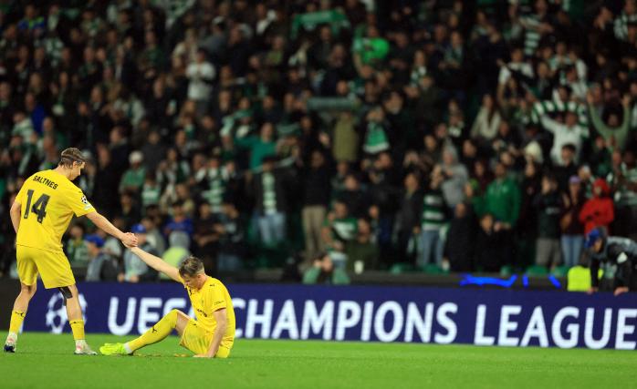 보되/글림트(노르웨이)의 울리크 살트네스(왼쪽)가 18일 유럽축구연맹(UEFA) 챔피언스리그 16강 2차전서 스포르팅CP에 패한 후 팀 동료 오딘 루라스 비요르투프트를 일으겨 세우고 있다. AFP·연합뉴스