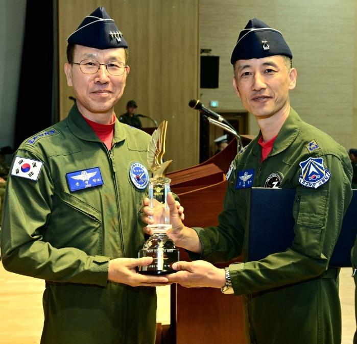 공군이 18일 3훈련비행단 안창남문화회관에서 개최한 2025년도 안전우수부대 시상식에서 손석락(왼쪽) 참모총장이 김승한 3훈비 단장에게 기념 트로피를 전달하고 있다. 공군 제공