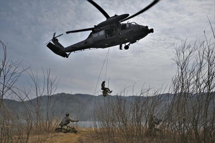 공군6탐색구조비행전대 특수탐색구조대대 항공구조사들이 지난 16일 전투 생환 및 산악구조 훈련에서 헬기 레펠로 하강해 훈련지점에 진입하고 있다. 사진 제공=장민지 중위