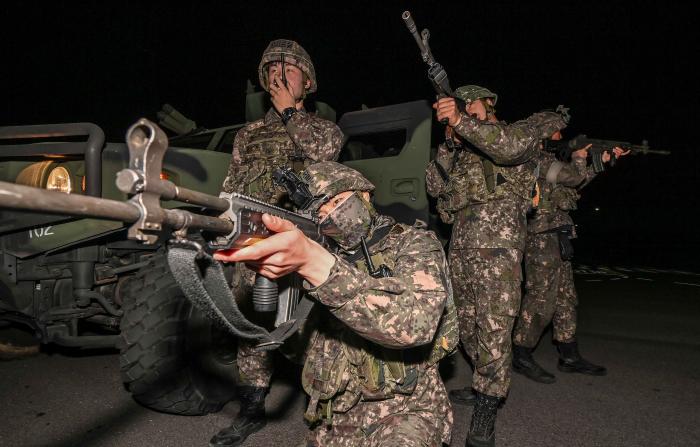 17일 해군2함대에서 진행된 평택기지 전투배치 훈련 중 5분전투대기부대 장병들이 사주경계하고 있다. 사진 제공=이해환 상사