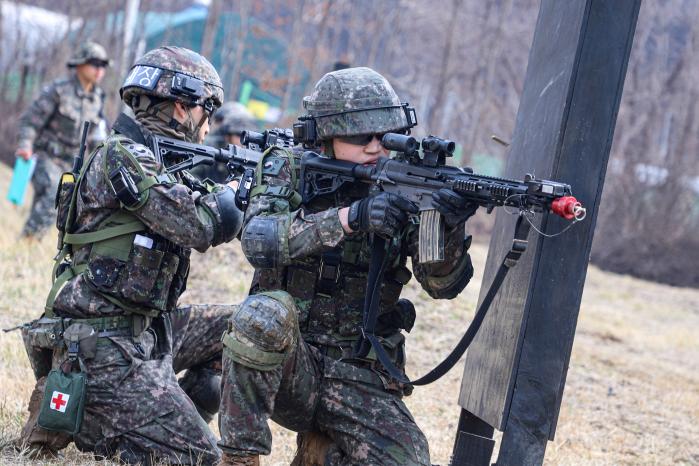 마일즈 장비를 착용한 육군51보병사단 기동대대 장병들이 소부대 전투기술 훈련을 하고 있다. 부대 제공