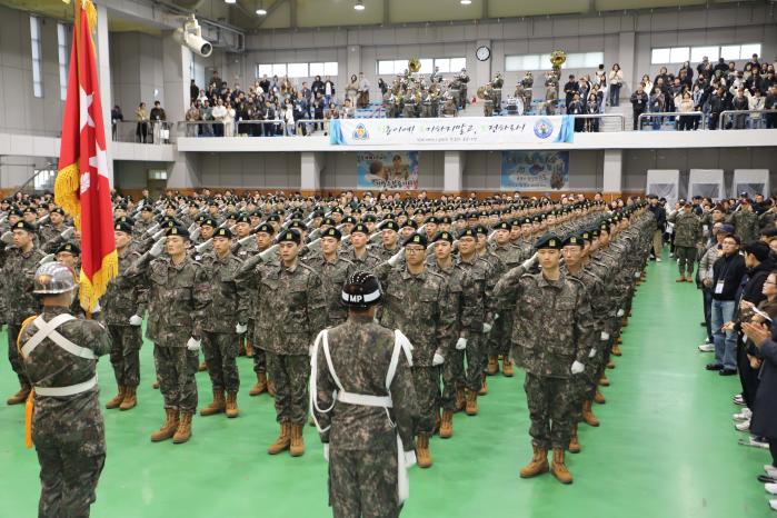 18일 육군35보병사단에서 열린 신병수료식에서 255명의 신병들이 힘차게 경례하고 있다. 부대 제공