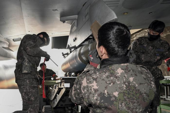 공군16전투비행단 장병들이 17일 ‘26-1차 전투태세훈련(ORE)’의 하나로 진행된 최대 무장장착 훈련에서 FA-50 전투기에 무장을 장착하고 있다. 사진 제공=정주찬 하사