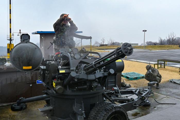 공군3미사일방어여단 예하 8451부대 장병들이 18일 적 소형 무인기 위협 대응훈련에서 무인기를 향해 사격하고 있다. 부대 제공