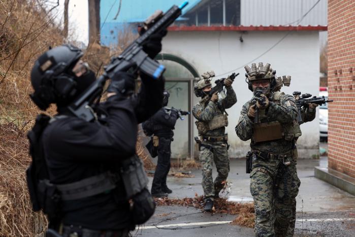 육군특수전사령부 귀성부대 특전대원들과 인천경찰청 경찰특공대원들이 18일 경기 화성시 일대에서 합동 대테러훈련을 전개하며 대항군을 찾기 위해 기동하고 있다. 이윤청 기자