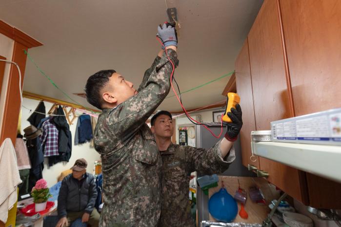 해군교육사령부 기술행정학교 전기학과 교관인 소성한(왼쪽)·장준우 상사가 홀로 지내는 어르신 가정을 방문해 형광등을 설치하고 있다. 사진 제공=홍성민 중사