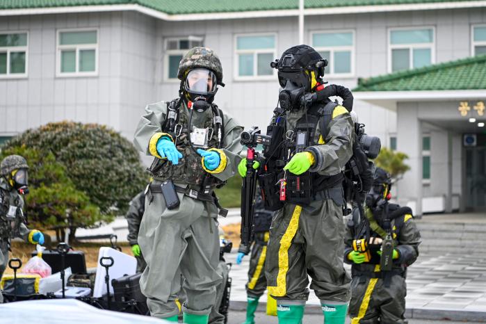 공군1전투비행단이 18일 국군화생방방호사령부 3화생방특수임무대와 함께한 합동 화생방 훈련에서 두 부대 장병들이 현장 분석을 하고 있다. 사진 제공=김시현 하사