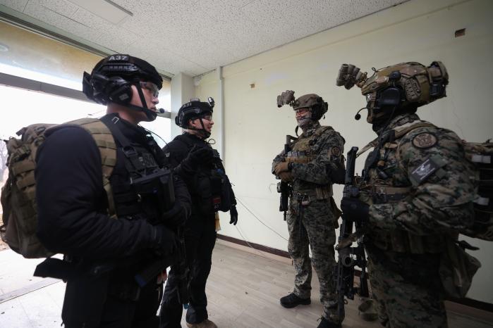 사후강평 중인 특전대원과 경찰특공대원들.