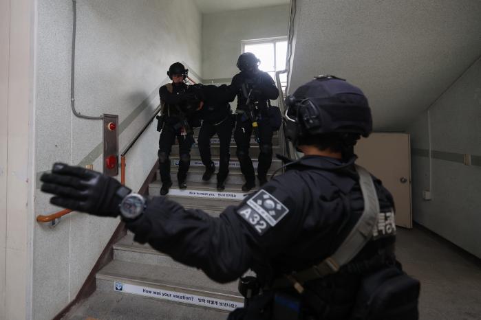 경찰특공대가 대항군을 포획해 이송하고 있다.