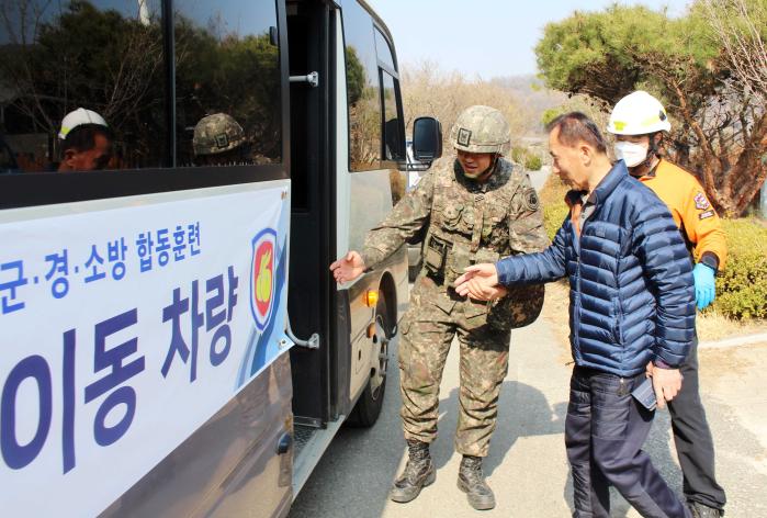 17일 경기 양평군 내리마을에서 진행된 주민대피훈련에서 육군55보병사단 장병이 주민에게 이동 차량 탑승을 안내하고 있다. 사진 제공=박주헌 대위
