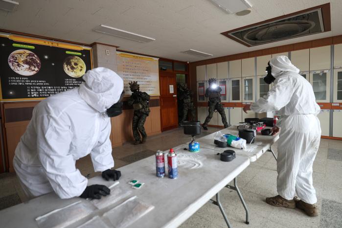 대항군을 제압하는 귀성부대 특전대원들.