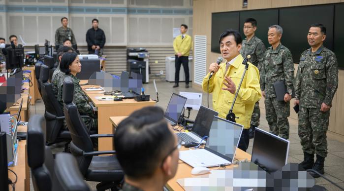 안규백 국방부 장관이 18일 B-1 문서고를 방문해 ‘2026 자유의 방패(FS)’ 연습 상황을 점검한 뒤 임무 완수에 여념이 없는 장병들을 격려하고 있다. 국방부 제공