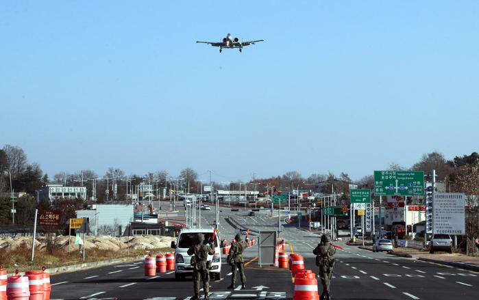 국방부는 경북 영주시 일대 비상활주로를 ‘첨단 무인기 시험평가 지원센터’로 활용할 수 있는 지를 검토하는 연구용역을 최근 발주했다. 2022년 11월 영주 비상활주로에서 ‘비상활주로 접근 훈련’을 하는 한미 공군. 이경원 기자