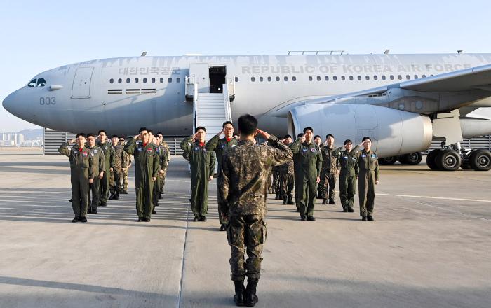 작전에 참가하는 공군 임무요원들이 출정신고를 하고 있다.