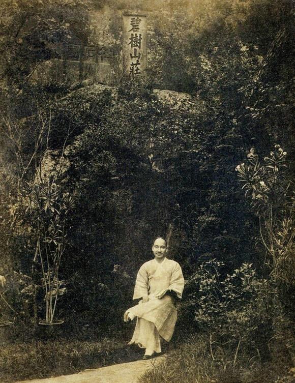 벽수산장에서 찍은 매국노 윤덕영의 사진. 추사가 쓴 송석원 글씨도 보인다. 출처=서울역사박물관