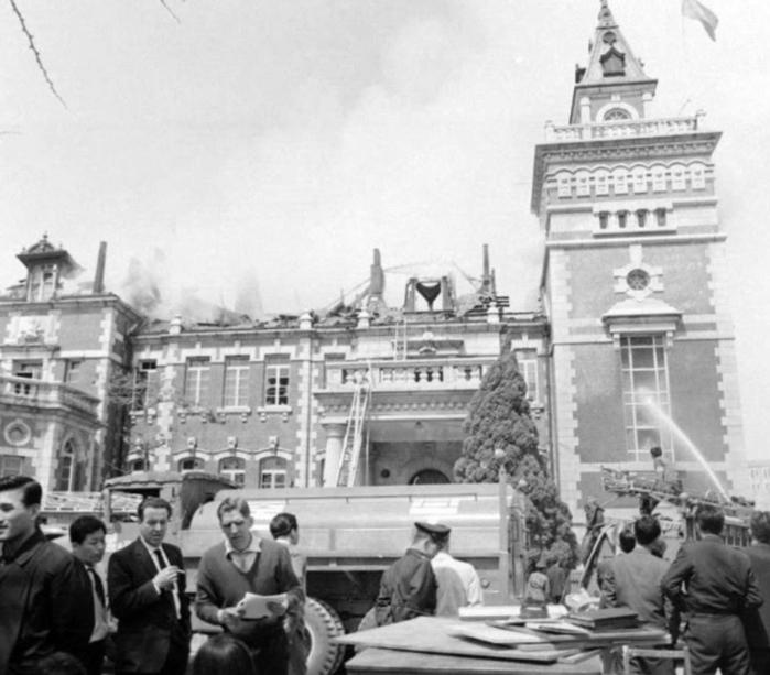 1966년 유엔한국통일부흥위원단 사무실로 활용되던 벽수산장에서 발생한 화재 모습. 출처=서울역사박물관