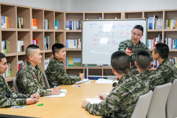 해병대2사단 청룡학교에서 장병들이 강사로 참여한 조준하 상병과 함께 기출문제를 풀며 검정고시 합격의 꿈을 키우고 있다. 부대 제공