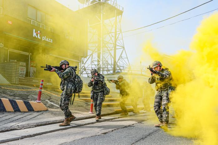 도서방어종합훈련에 참가한 해병대6여단 장병들이 적 침투상황에 대비해 사회기반시설인 KT 백령지사 일대를 경계하고 있다. 부대 제공
