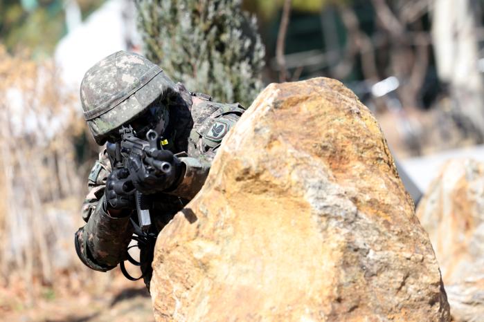 육군73보병사단과 55보병사단이 19일 구리역 일대에서 전개한 다중이용시설 테러 대응 합동훈련 중 한 장병이 주변을 경계하고 있다.조용학 기자
