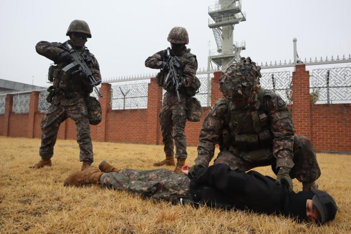 육군35보병사단 부안대대 장병들이 18일 한국가스공사 부안관리소 일대에서 열린 통합 방호훈련에서 거동수상자를 제압하고 있다. 부대 제공