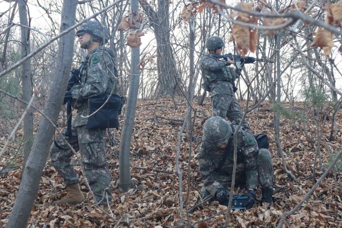 육군55보병사단 탱고대대 장병들이 전시 한미 연합지휘소 방호훈련에서 클레이모어를 설치하고 있다. 부대 제공