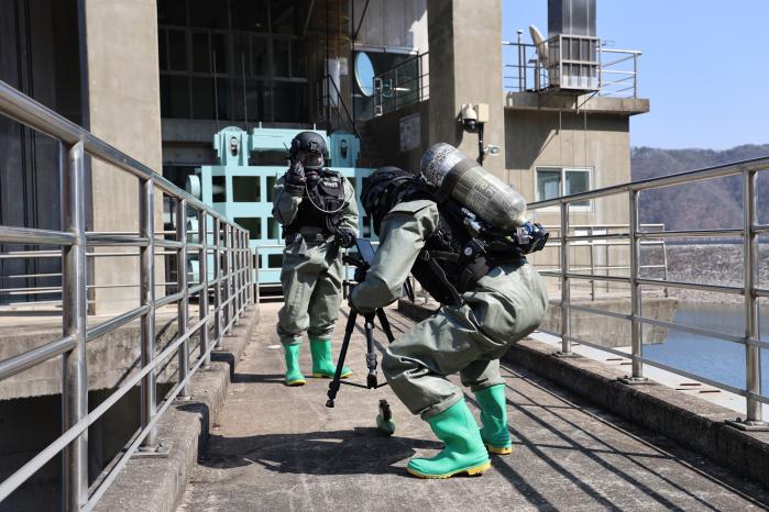 육군36보병사단 화생방테러특수임무대 장병들이 19일 횡성댐 일대에서 화생방 물질을 탐지하고 있다. 부대 제공