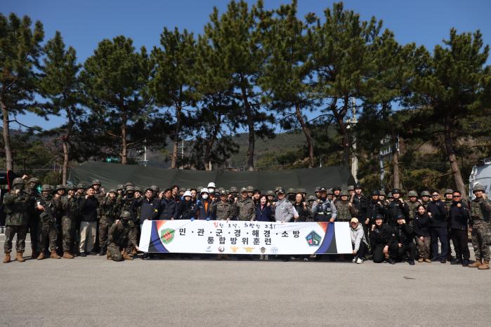 육군31보병사단 이순신여단이 19일 전개한 나로우주센터 통합방호훈련 참가자들이 기념촬영하고 있다. 사진 제공=배재섭 대위
