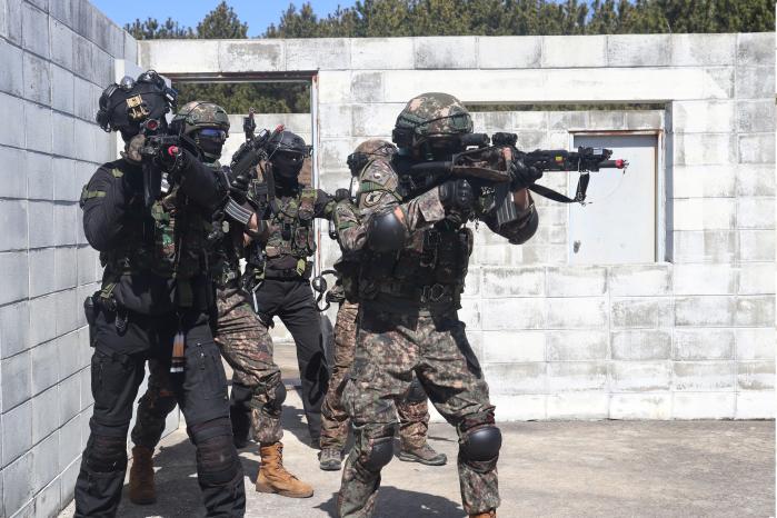 육군32보병사단 충절여단과 공군20전투비행단 장병들이 19일 군사 중요시설 방호 합동훈련에서 건물 내부지역 소탕 작전을 펼치고 있다. 사진 제공=하성래 대위