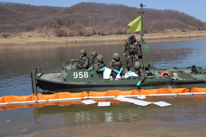 육군1공병여단 진격대대 장병들이 19일 실시한 ‘환경오염 사고 대응능력 향상 방제훈련’에서 흡착포를 뿌리고 있다. 부대 제공