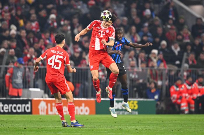 바이에른 뮌헨의 김민재(가운데)가 19일(한국시간) 독일 뮌헨의 알리안츠 아레나에서 열린 아탈란타와 2025-2026 유럽축구연맹 챔피언스리그 16강 2차전서 아탈란타의 카말딘 술레마나와 공중 볼을 다투고 있다. AP·연합뉴스