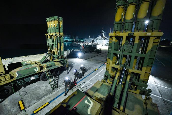 공군2미사일방어여단 8980부대 장병들이 기동방어훈련 중 임무절차를 수행하고 있다. 사진 제공=노현우 중사