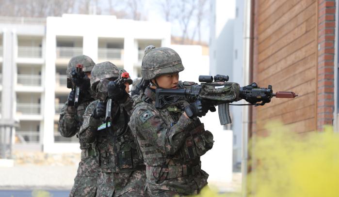 육군17보병사단 미추홀여단 현역 장병과 예비군이 도시지역전투훈련장에서 근접전투(CQB) 기술을 숙달하고 있다. 부대 제공